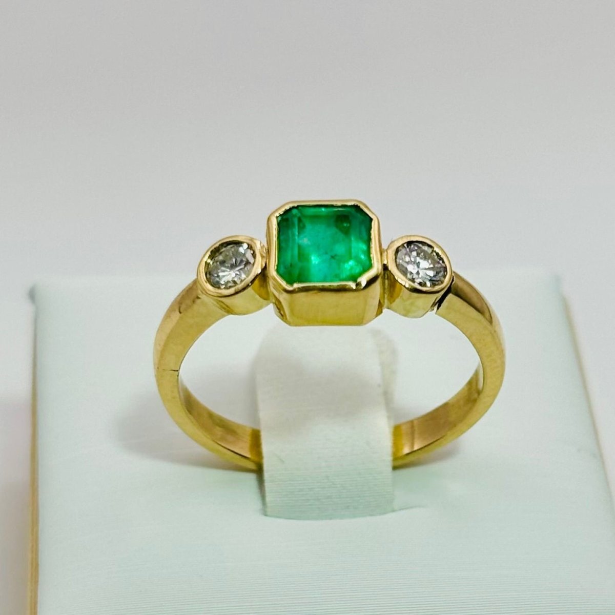 Bague Trilogie en or jaune, émeraude, et diamants - Castafiore