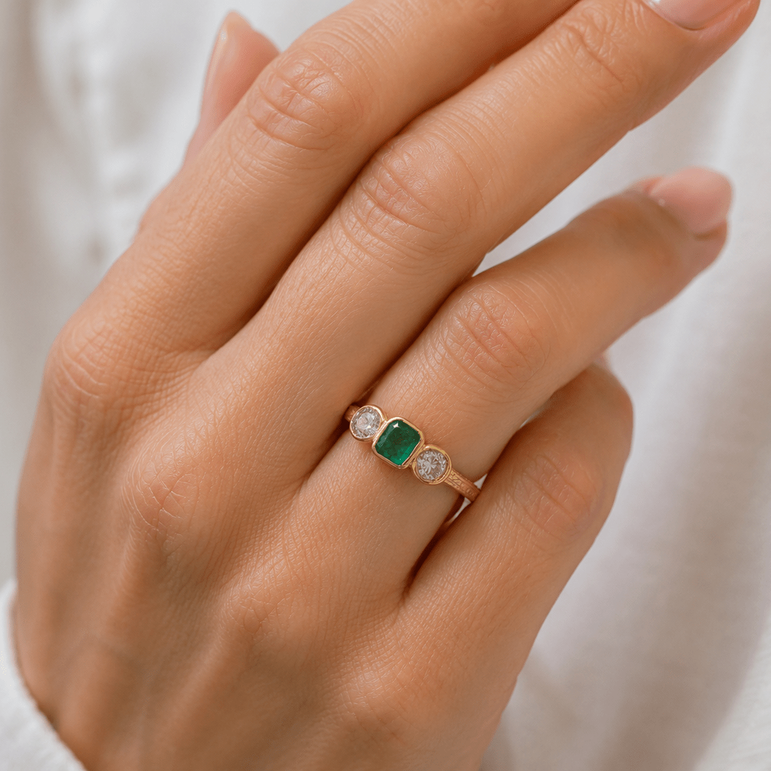 Bague Trilogie en or jaune, émeraude et diamants - Castafiore