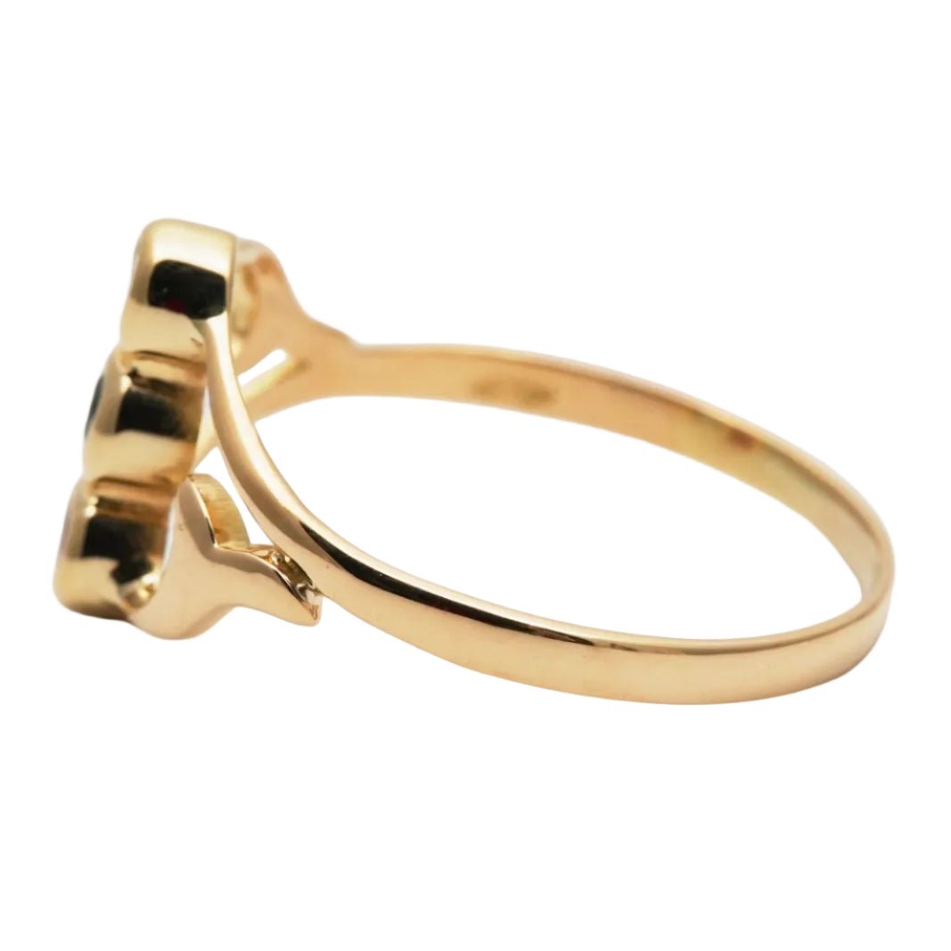 Bague Trilogie en or jaune, émeraude, saphir et rubis - Castafiore