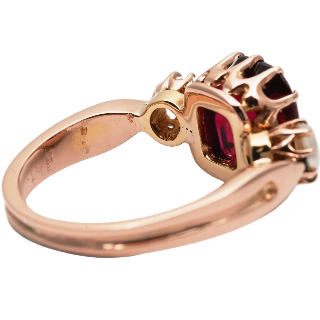 Bague Trilogie en or jaune, grenat et perles - Castafiore