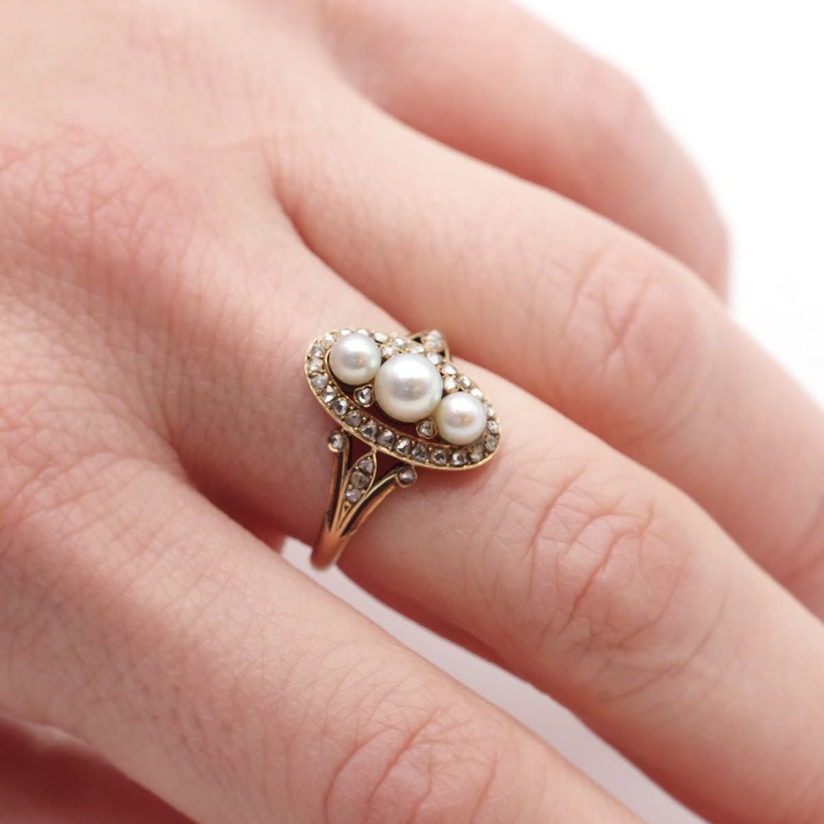 Bague Trilogie en or jaune, perles et diamants - Castafiore