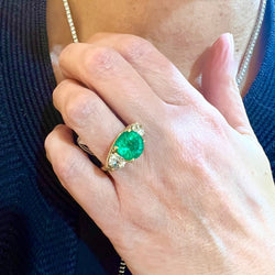 Bague Trilogie en or jaune, platine, émeraude et diamants - Castafiore