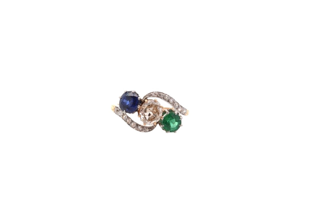 Bague trilogie en or jaune, platine, saphir, émeraude et diamants - Castafiore