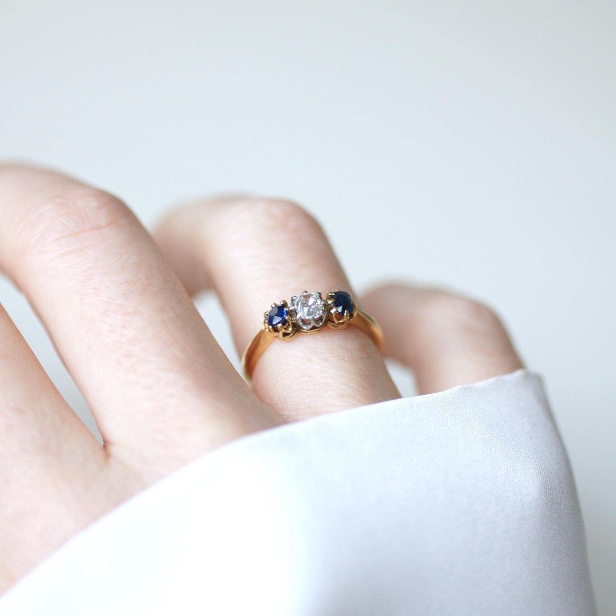 Bague Trilogie en or jaune, platine, saphirs, et diamant - Castafiore