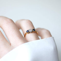 Bague Trilogie en or jaune, platine, saphirs, et diamant - Castafiore