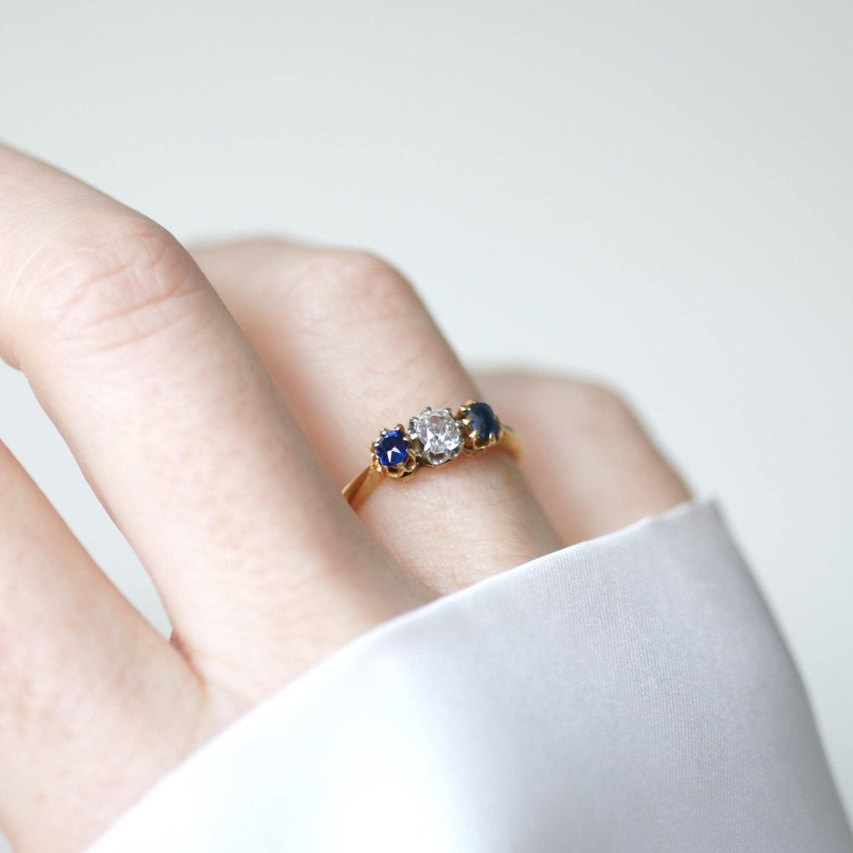 Bague Trilogie en or jaune, platine, saphirs, et diamant - Castafiore