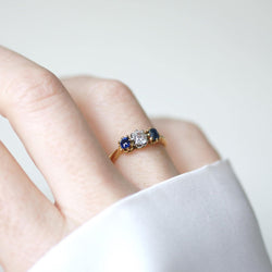 Bague Trilogie en or jaune, platine, saphirs, et diamant - Castafiore