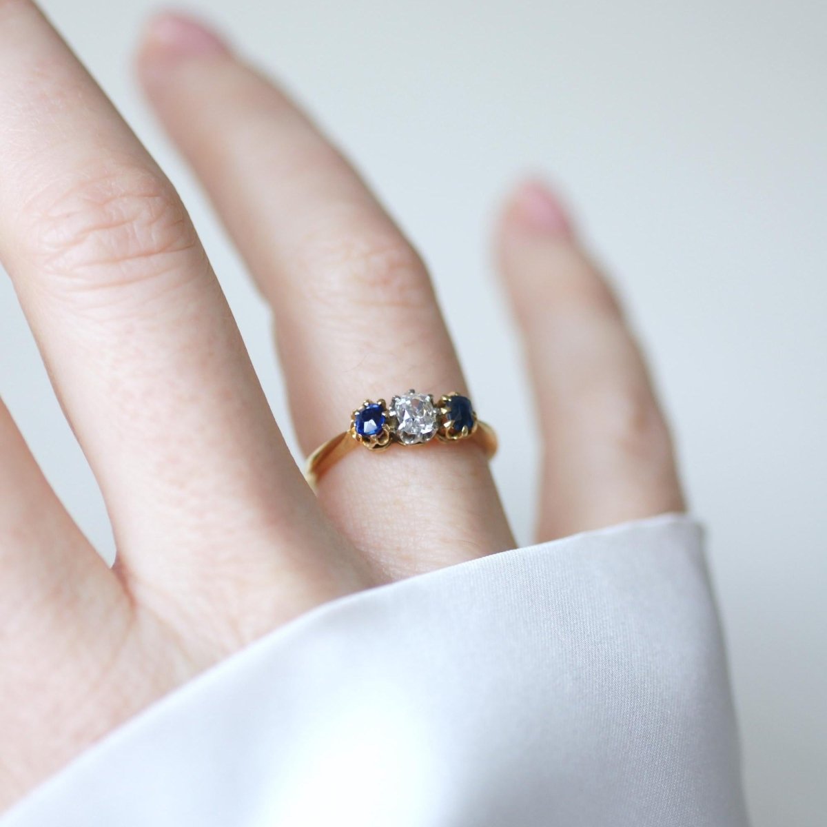 Bague Trilogie en or jaune, platine, saphirs, et diamant - Castafiore