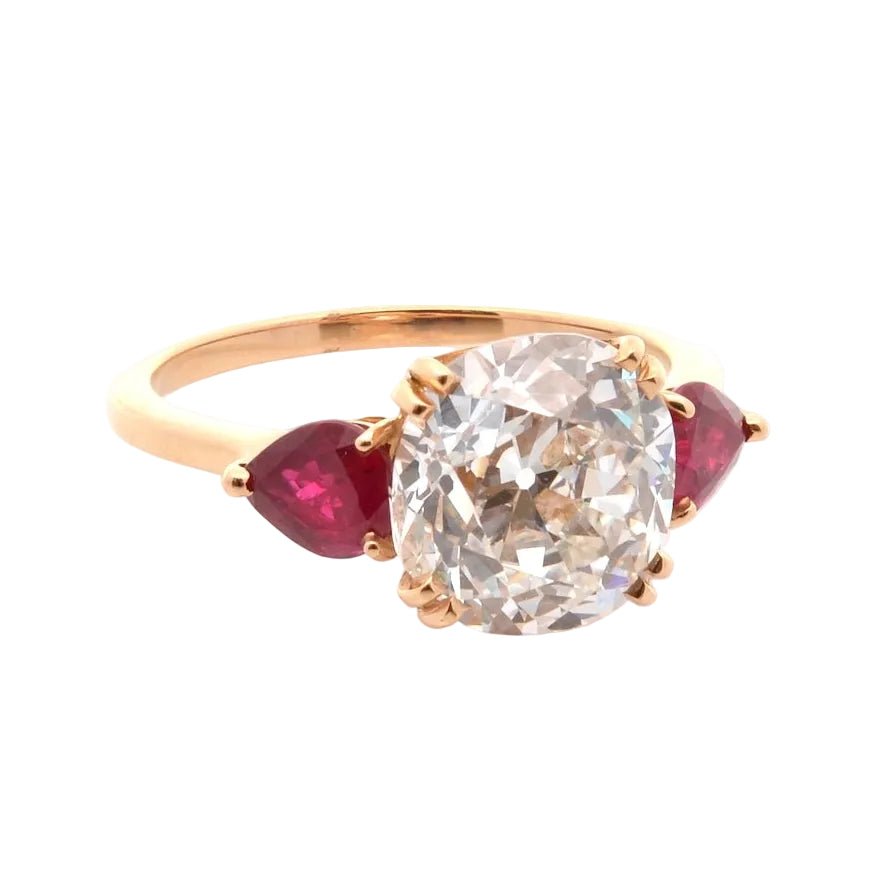 Bague Trilogie en or jaune, rubis et diamant - Castafiore