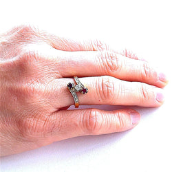 Bague Trilogie en or jaune, rubis, et diamants - Castafiore