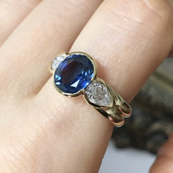 Bague Trilogie en or jaune, saphir et diamants - Castafiore