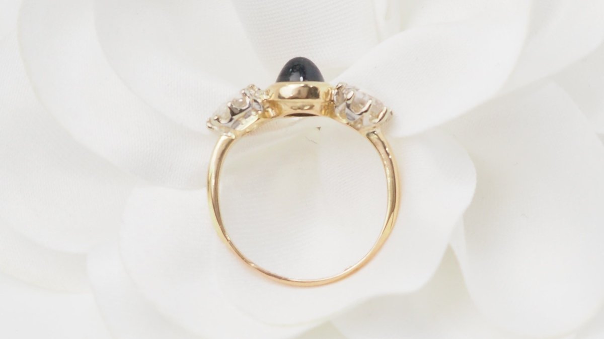 Bague Trilogie en or jaune, saphir et diamants - Castafiore