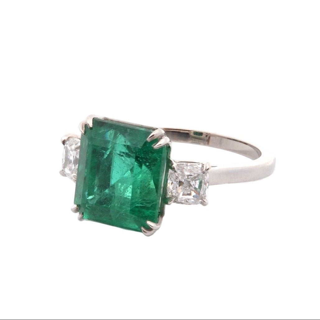 Bague Trilogie en platine, émeraudes, et diamants - Castafiore