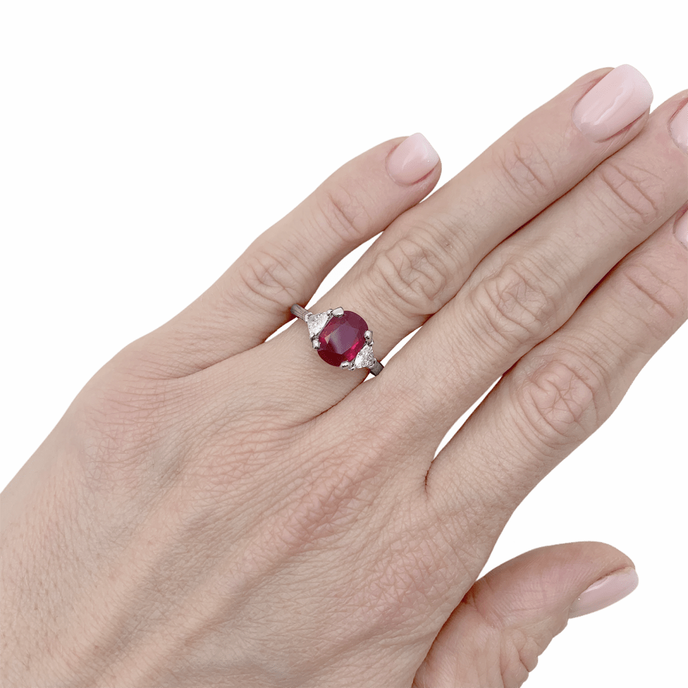 Bague Trilogie MELLERIO en platine, rubis et diamants - Castafiore