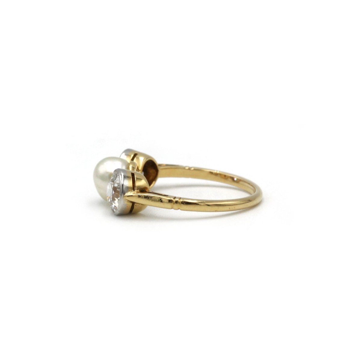 Bague trilogie or jaune 750, XIXe siècle, perle et deux diamants tailles anciennes pour 1 carat total - Castafiore