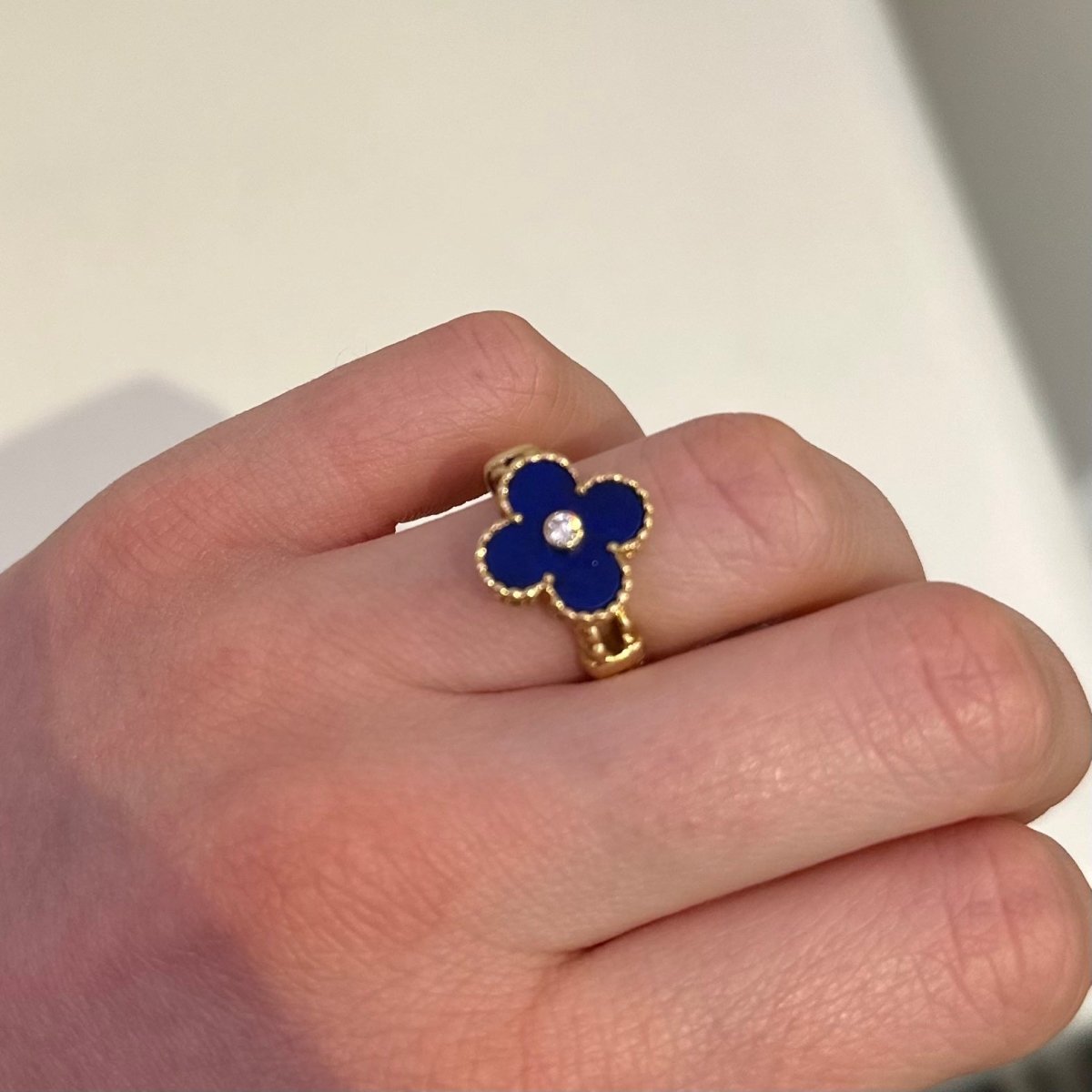 Bague VAN CLEEF & ARPELS Alhambra en or jaune, lapis lazuli et diamant - Castafiore