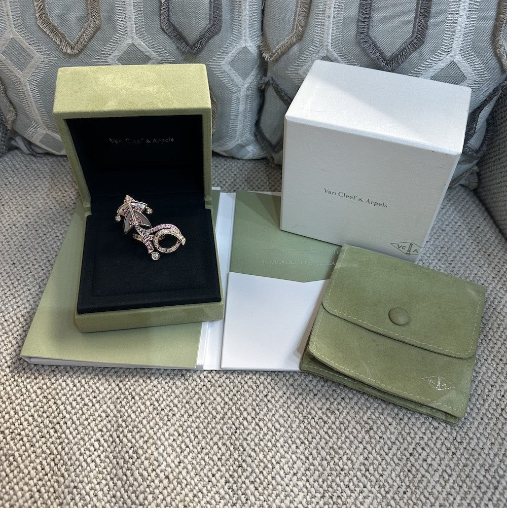Bague VAN CLEEF & ARPELS "Cerf volant" en or rose, nacre, saphirs et diamants - Castafiore