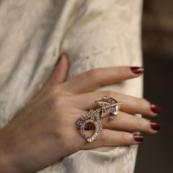 Bague VAN CLEEF & ARPELS "Cerf volant" en or rose, nacre, saphirs et diamants - Castafiore