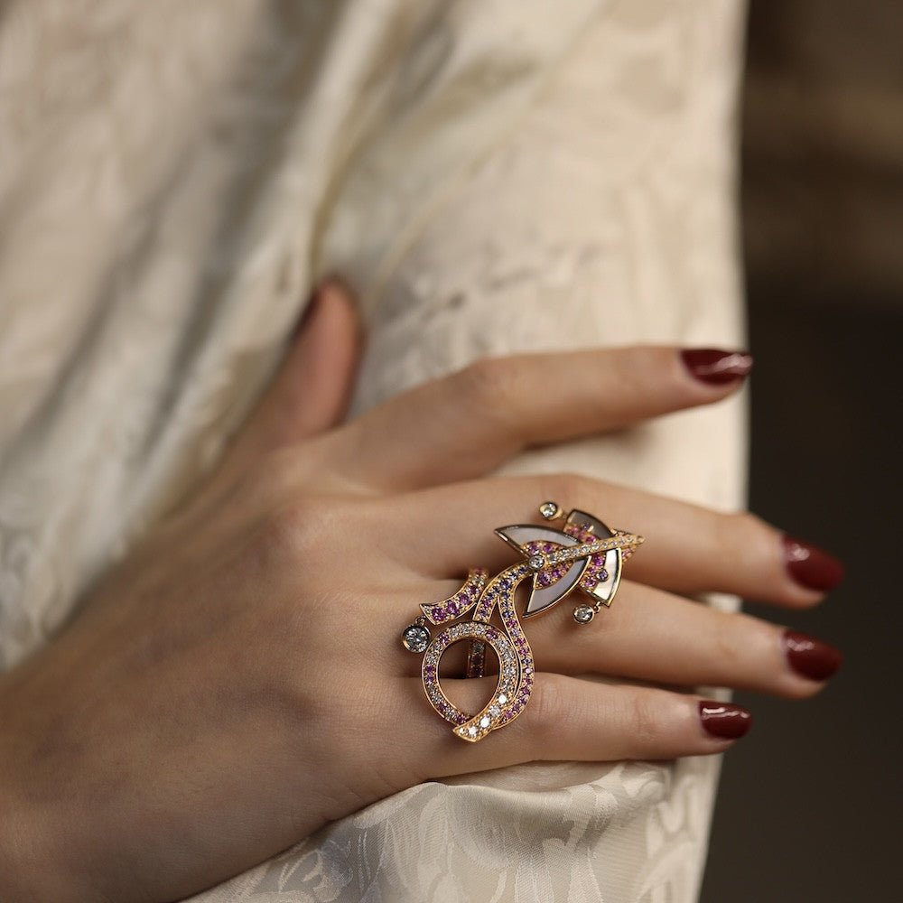 Bague VAN CLEEF & ARPELS "Cerf volant" en or rose, nacre, saphirs et diamants - Castafiore