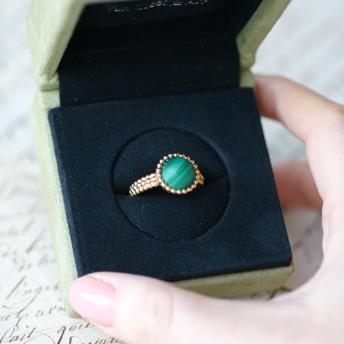 Bague VAN CLEEF & ARPELS "Perlée Couleurs" en or jaune et malachite - Castafiore