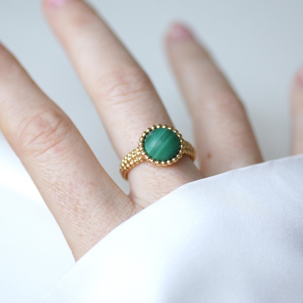 Bague VAN CLEEF & ARPELS "Perlée Couleurs" en or jaune et malachite - Castafiore