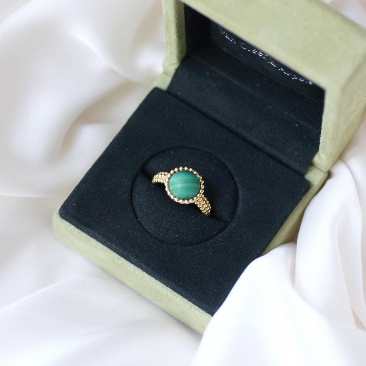 Bague VAN CLEEF & ARPELS "Perlée Couleurs" en or jaune et malachite - Castafiore