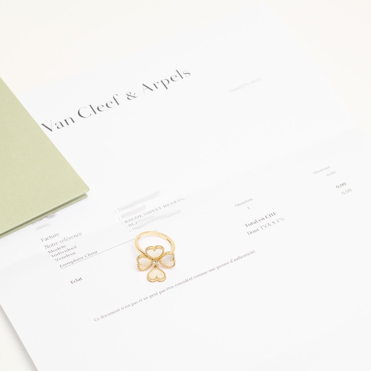 Bague Van Cleef & Arpels Sweet Hearts en or jaune, diamant et nacres - Castafiore