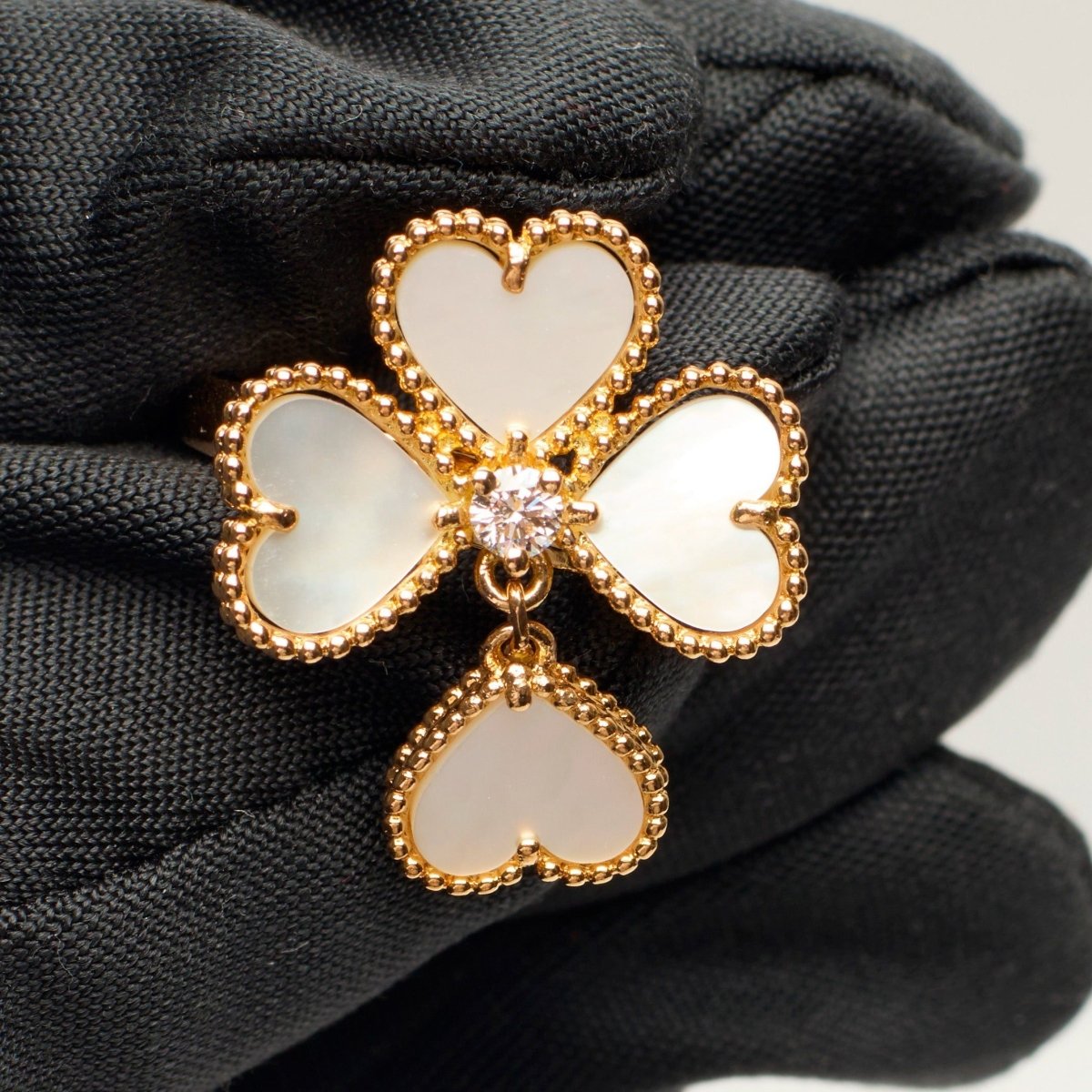 Bague Van Cleef & Arpels Sweet Hearts en or jaune, diamant et nacres - Castafiore