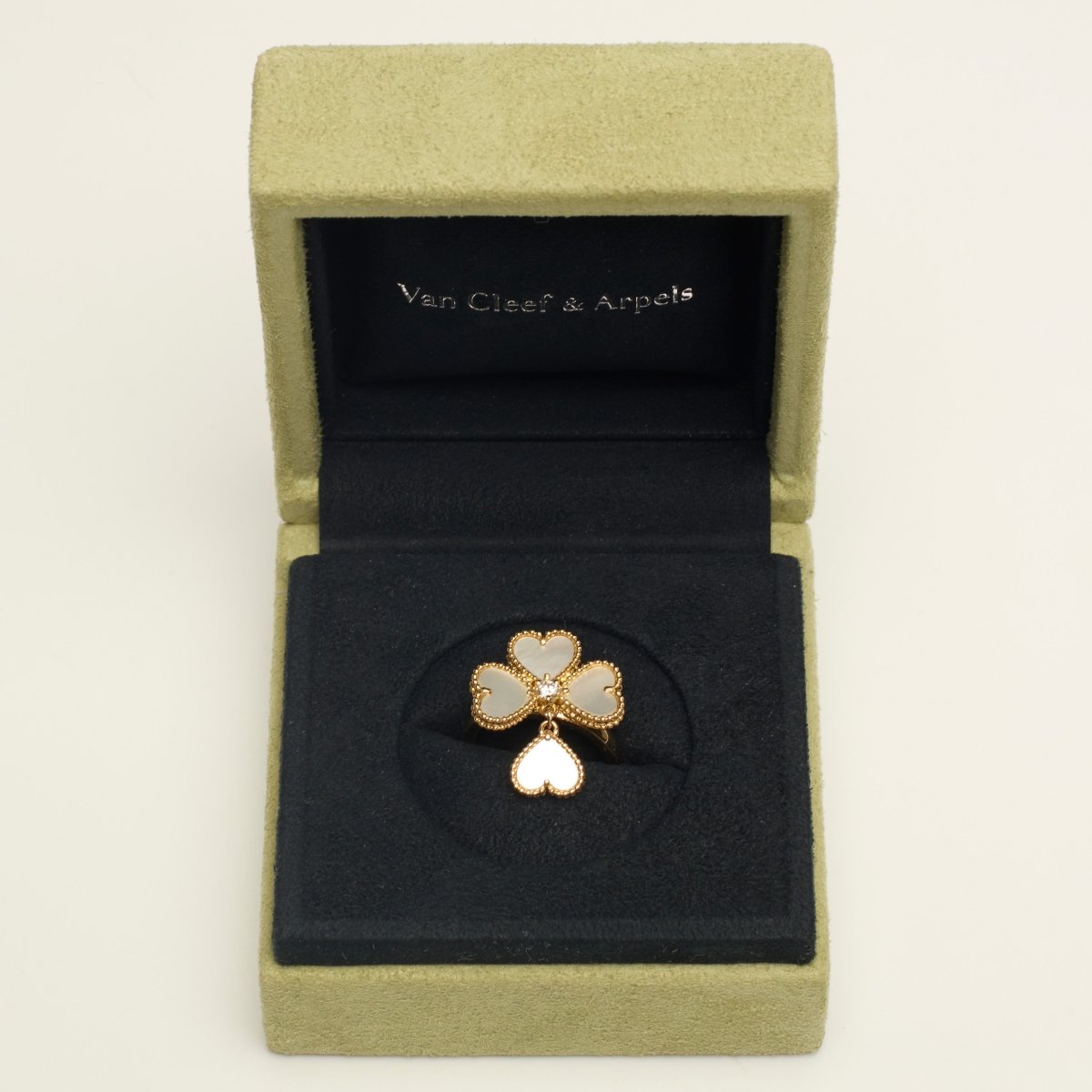 Bague Van Cleef & Arpels Sweet Hearts en or jaune, diamant et nacres - Castafiore