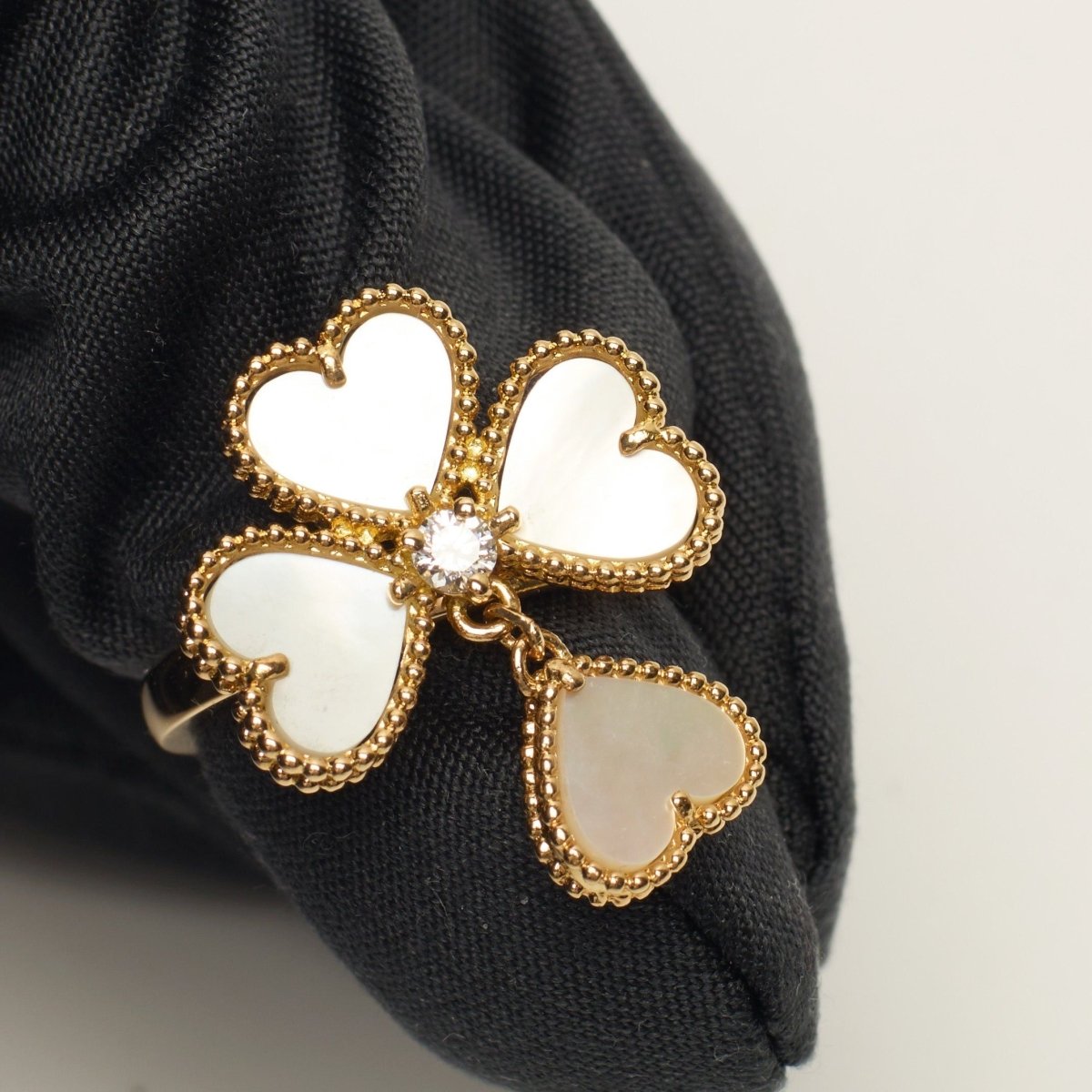 Bague Van Cleef & Arpels Sweet Hearts en or jaune, diamant et nacres - Castafiore