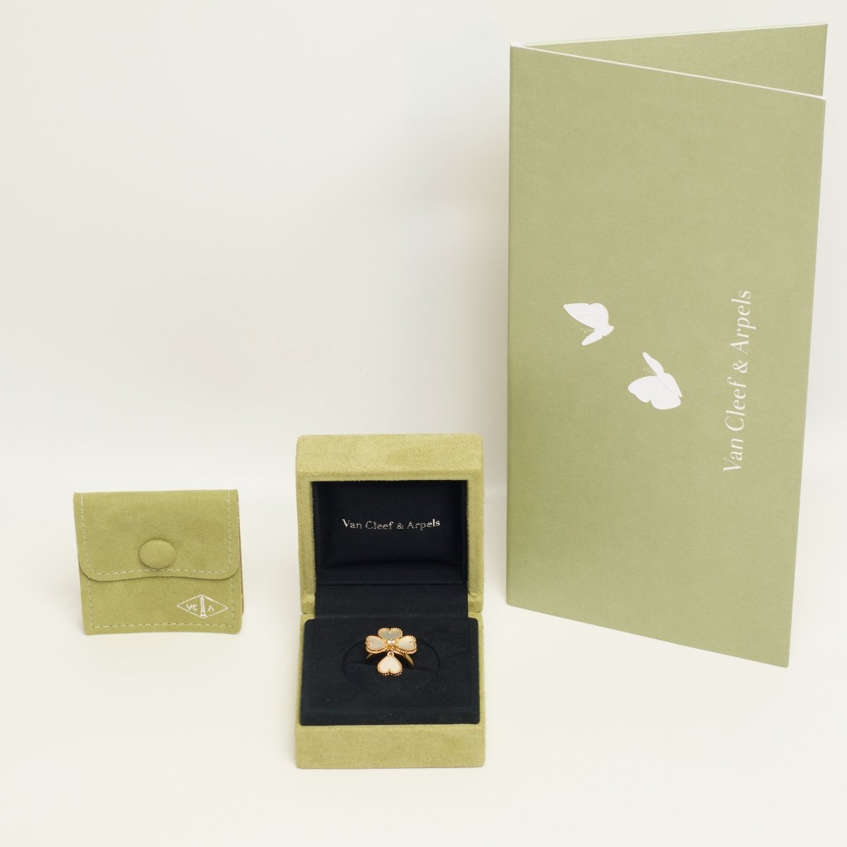 Bague Van Cleef & Arpels Sweet Hearts en or jaune, diamant et nacres - Castafiore