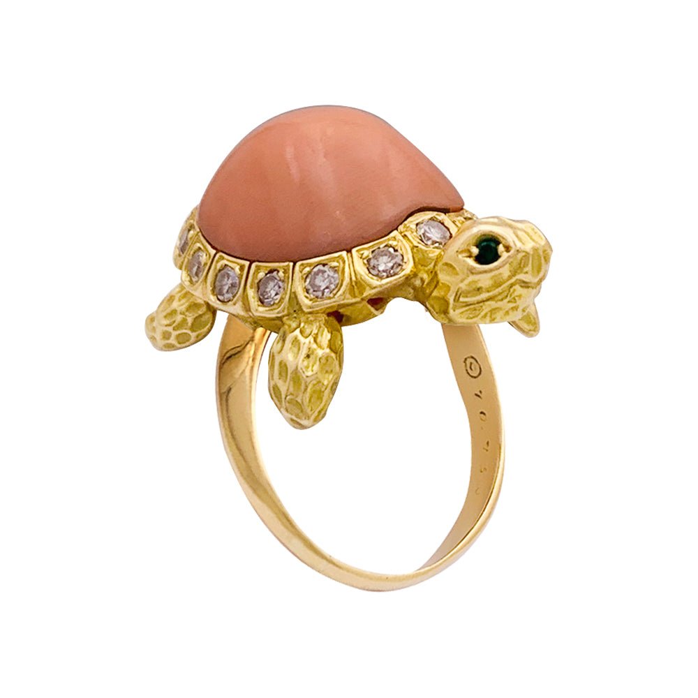 VAN CLEEF & ARPELS “Tortue” ring in yellow gold, coral, emeralds and d –  Castafiore