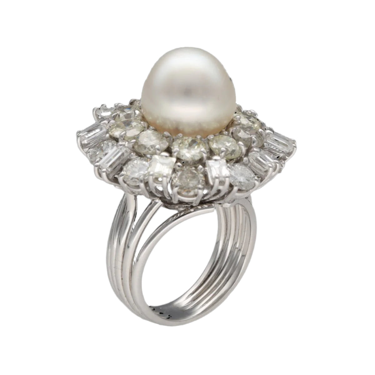 Bague vers 1970 en or gris 18 Cts avec diamants et perle de culture. Taille 52 - 53. - Castafiore