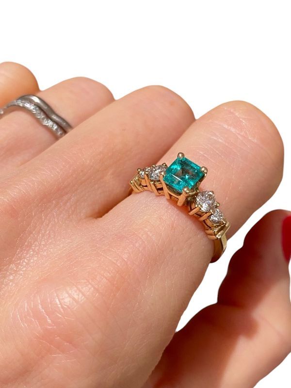 Bague vintage en or 14k sertie d'une émeraude et de diamants - Castafiore