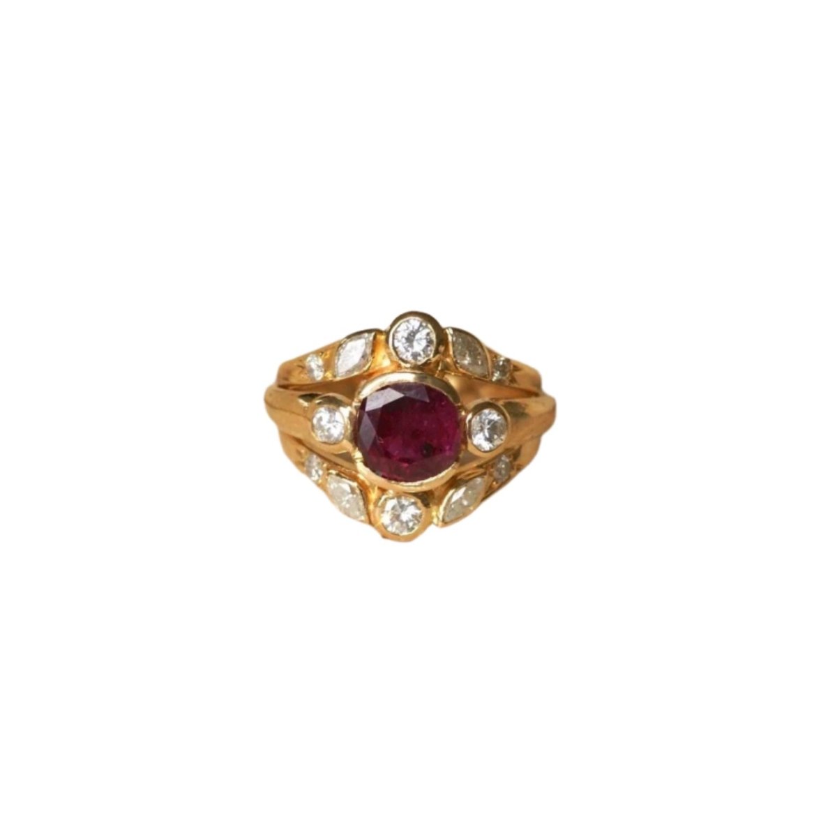 Bague Vintage en or jaune, rubis et diamants - Castafiore
