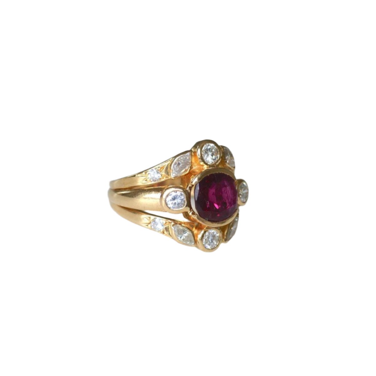 Bague Vintage en or jaune, rubis et diamants - Castafiore