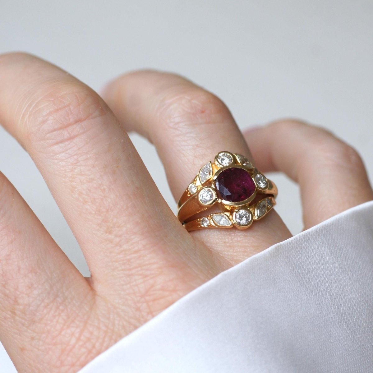 Bague Vintage en or jaune, rubis et diamants - Castafiore