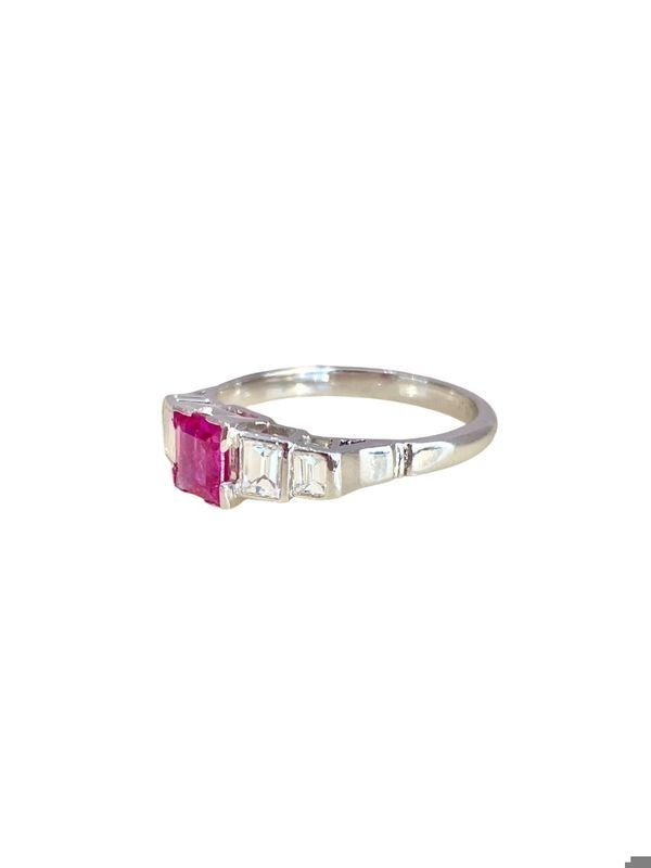 Bague vintage en platine sertie d'un saphir rose et diamants - Castafiore