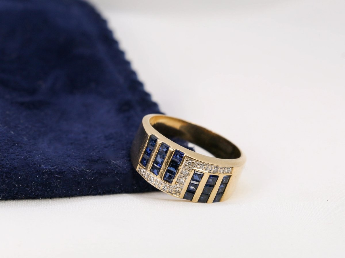 Bague vintage géométrique en or, saphirs et diamants - Castafiore