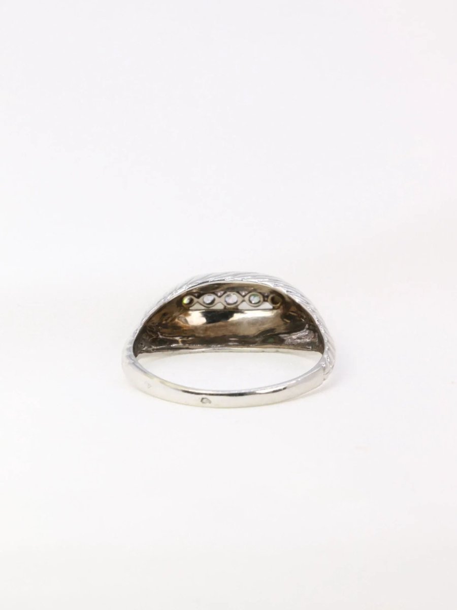 Bague vintage godronnée en or blanc et diamants - Castafiore