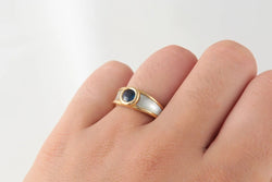 Bague vintage Mauboussin en or, nacre et saphir - Castafiore