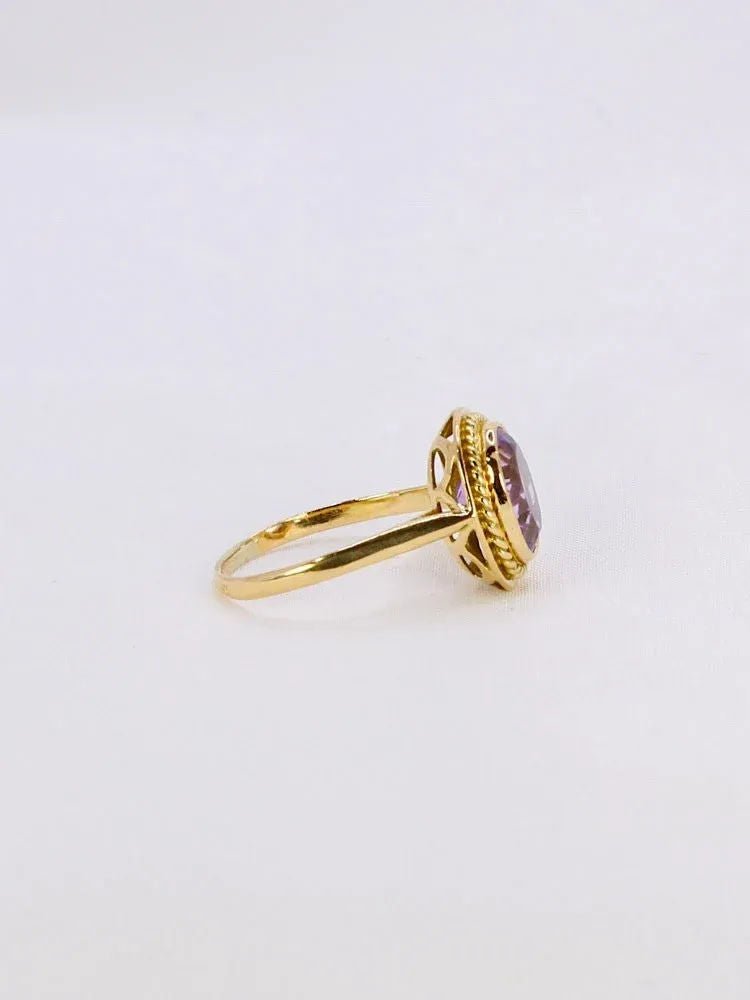 Bague vintage or jaune améthyste ovale 2,6 carats - Castafiore