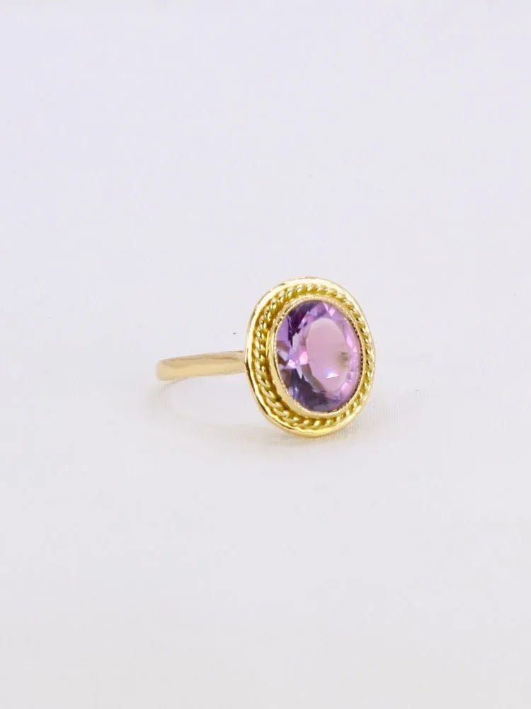 Bague vintage or jaune améthyste ovale 2,6 carats - Castafiore