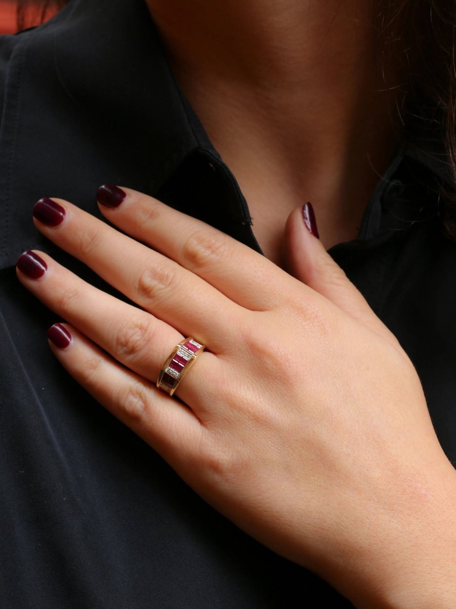 Bague vintage or jaune rubis calibrés diamants - Castafiore