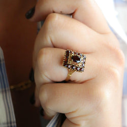 Bague VINTAGE Rectangulaire en or jaune et grenats - Castafiore