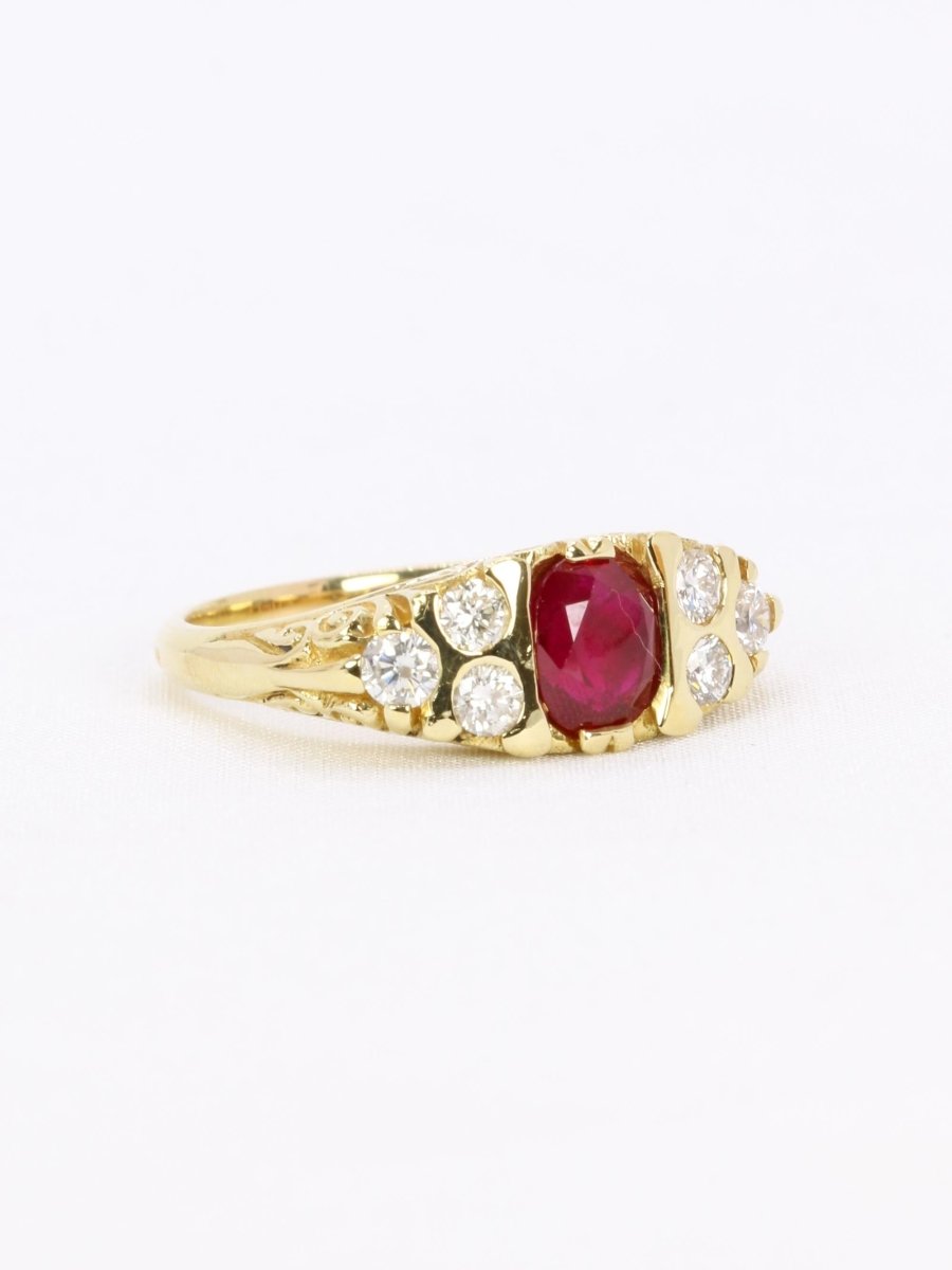 Bague vintage rubis coussin diamants or jaune - Castafiore