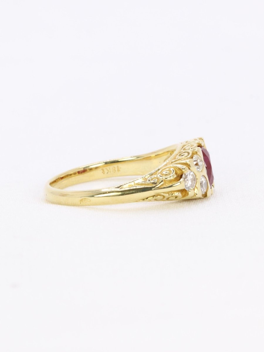 Bague vintage rubis coussin diamants or jaune - Castafiore
