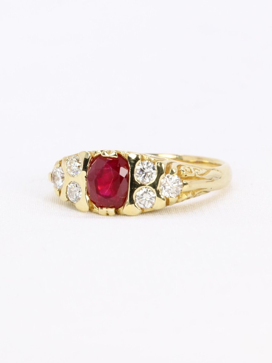 Bague vintage rubis coussin diamants or jaune - Castafiore