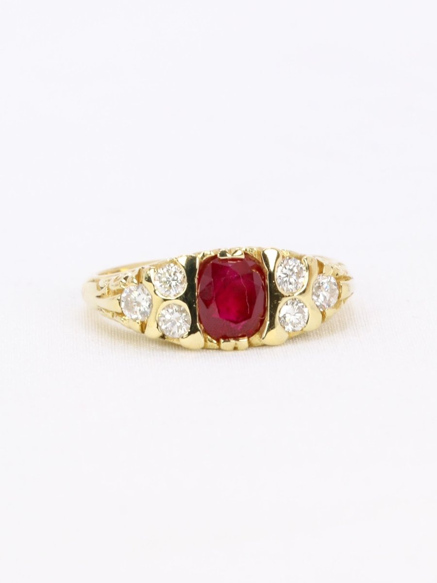 Bague vintage rubis coussin diamants or jaune - Castafiore