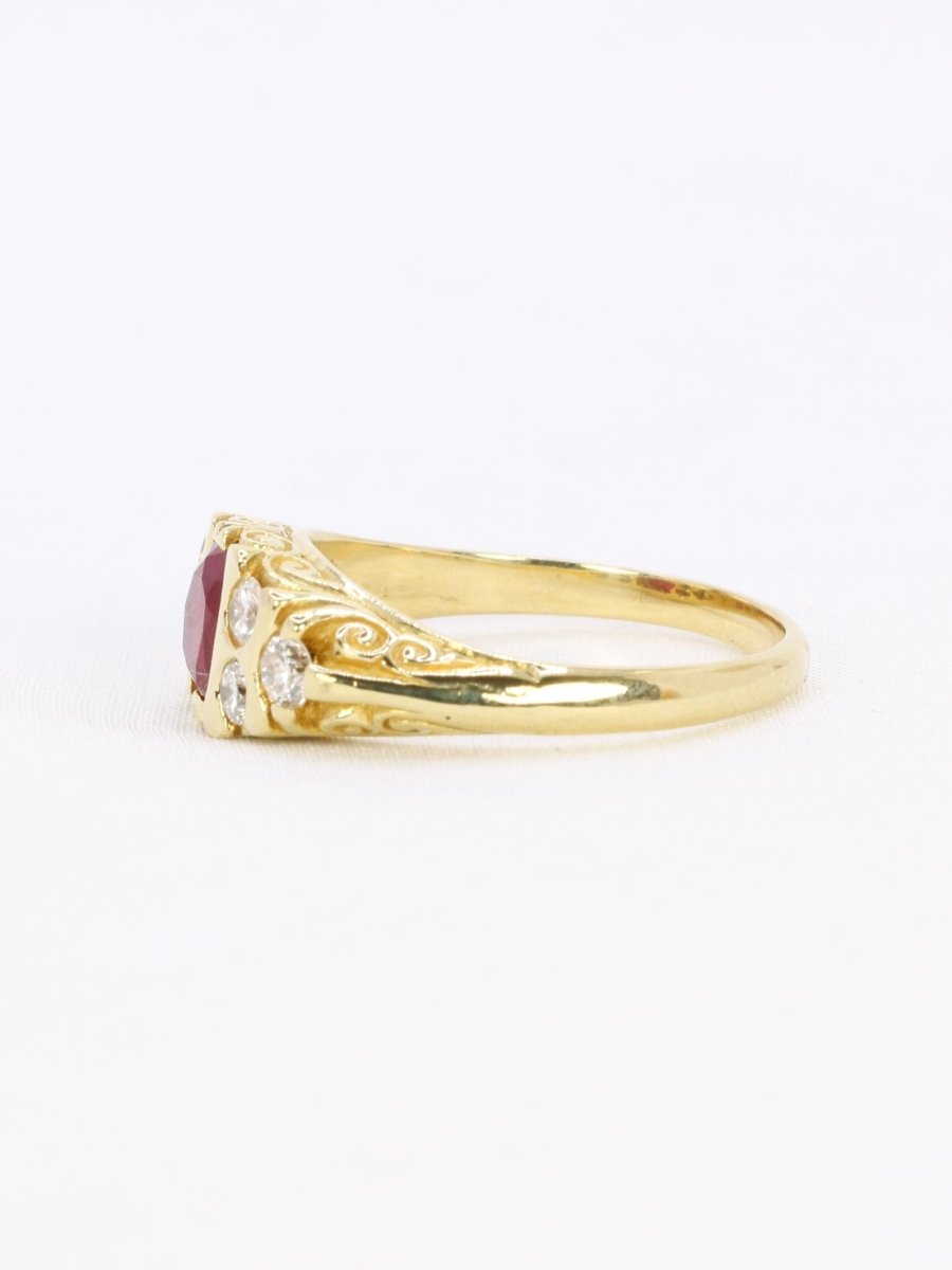 Bague vintage rubis coussin diamants or jaune - Castafiore